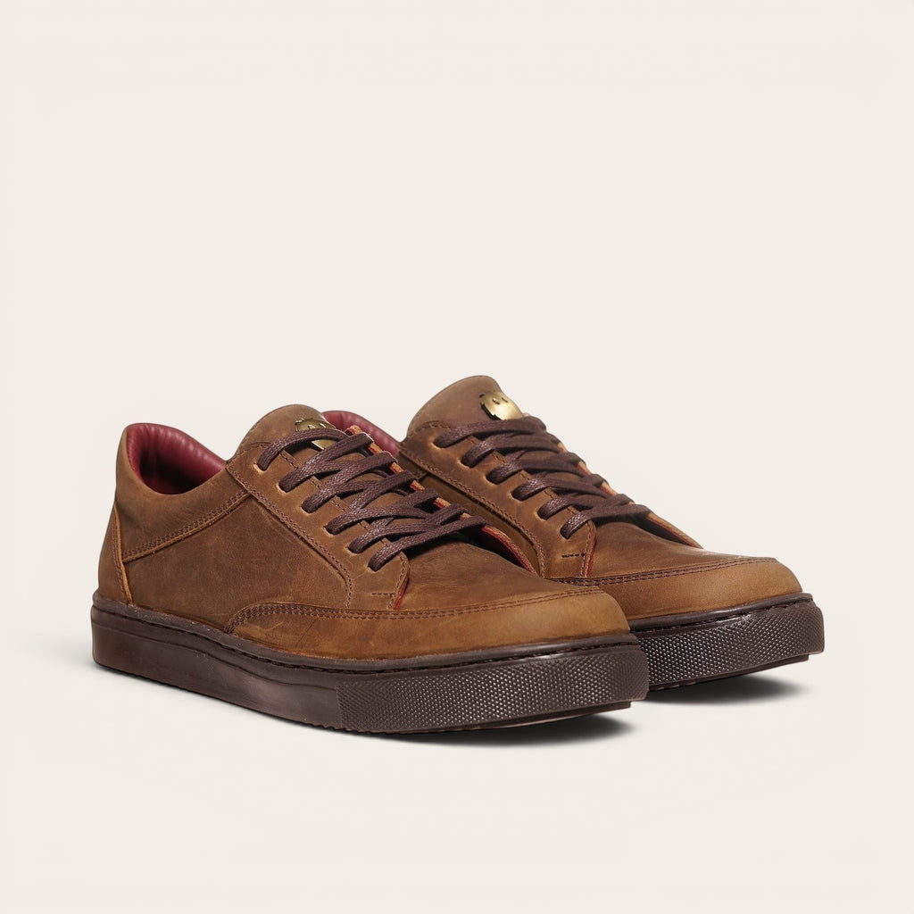 Zapatilla OLKI La Campana de cuero vacuno camel con cordones de algodón encerado y planta de caucho antideslizante.