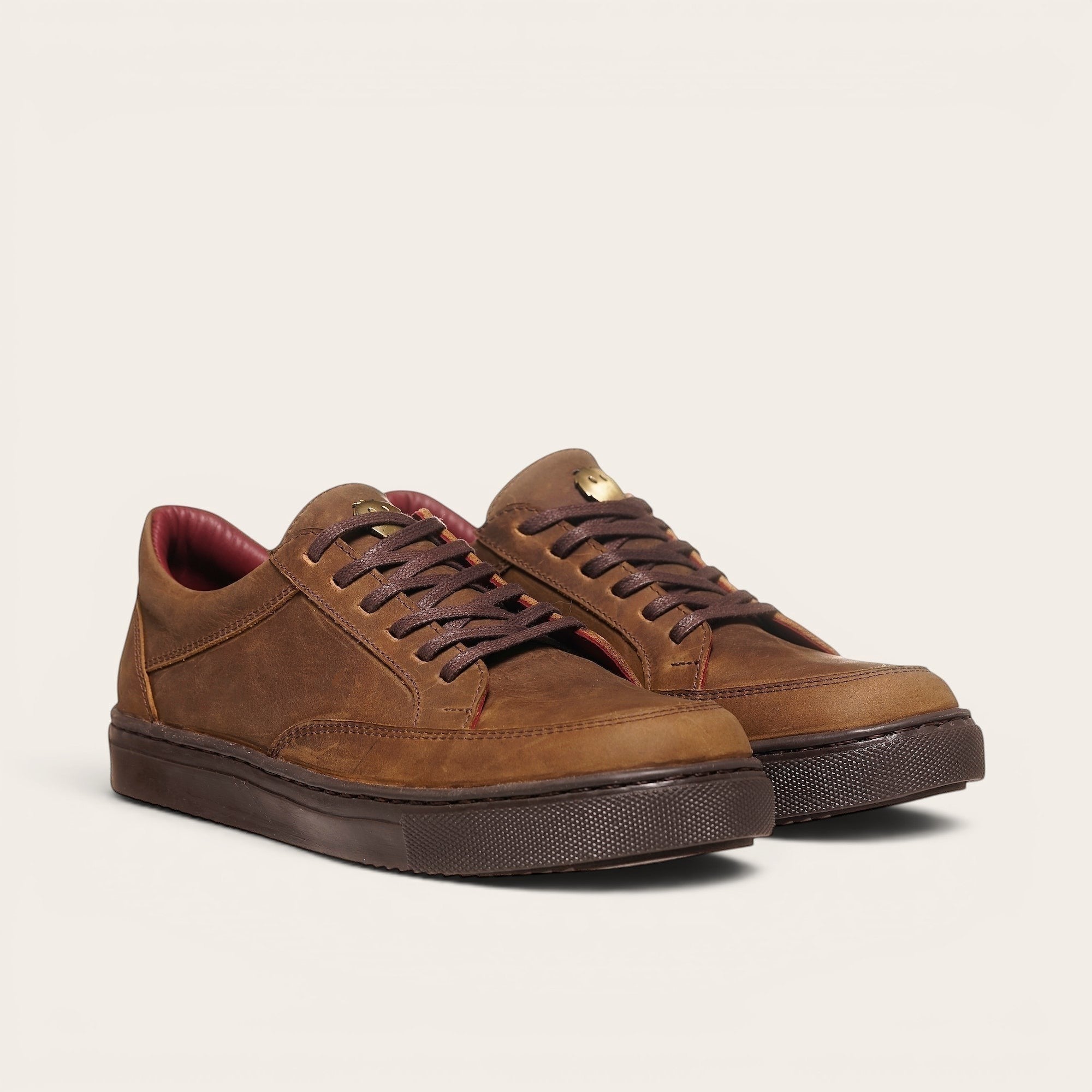 Zapatilla OLKI La Campana de cuero vacuno camel con cordones de algodón encerado y planta de caucho antideslizante.