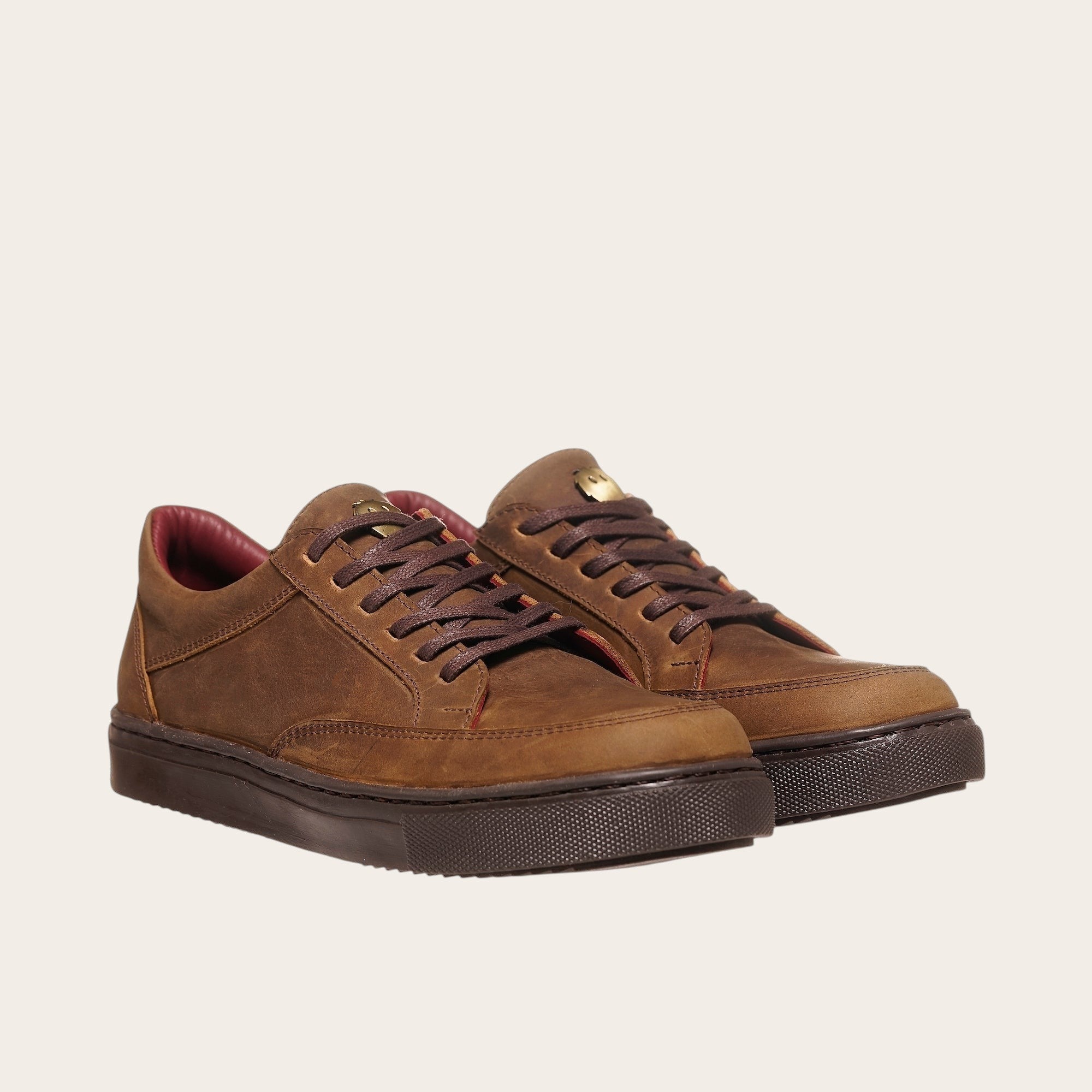 Zapatilla OLKI La Campana de cuero vacuno camel con cordones de algodón encerado y planta de caucho antideslizante.
