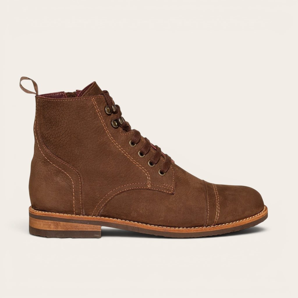 Botín Chaitén Chocolate Planta Chocolate de OLKI en cuero marrón texturizado con cordones, cremallera lateral y puntera reforzada.