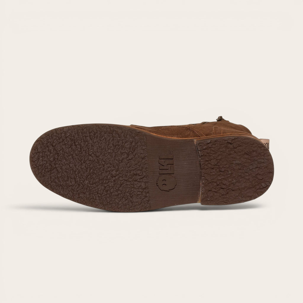 Botín Chaitén Chocolate Planta Chocolate de OLKI con suela de goma texturizada y logo.