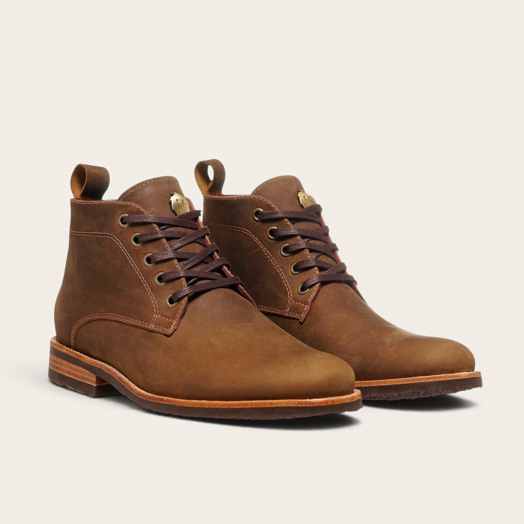 Botín Llaima Camel de cuero vacuno para hombre de OLKI. Diseño artesanal con cordones, suela de caucho antideslizante y forro de cuero.