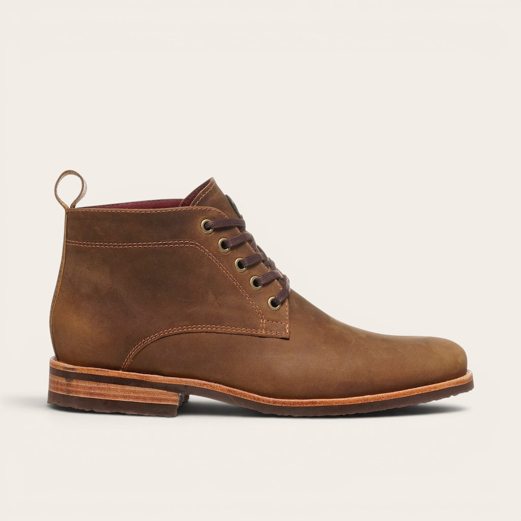 Botín Llaima Camel de cuero vacuno para hombre de OLKI. Botín de caña baja color camel con cordones y suela de caucho.