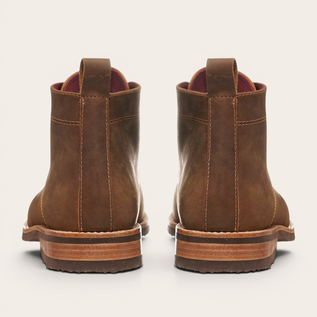 Botín Llaima Camel de cuero vacuno para hombre, con suela de caucho antideslizante y forro de cuero guinda. Diseño artesanal chileno.