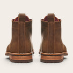Botín Llaima Camel de cuero vacuno para hombre, con suela de caucho antideslizante y forro de cuero guinda. Diseño artesanal chileno.