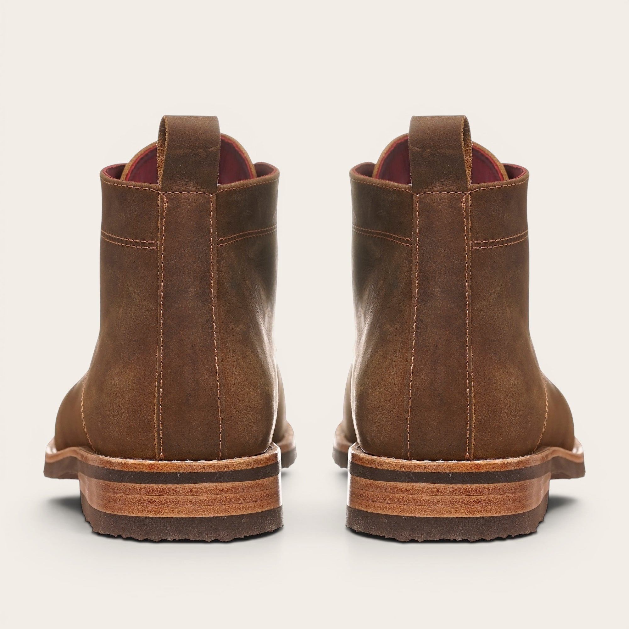 Botín Llaima Camel de cuero vacuno para hombre, con suela de caucho antideslizante y forro de cuero guinda. Diseño artesanal chileno.