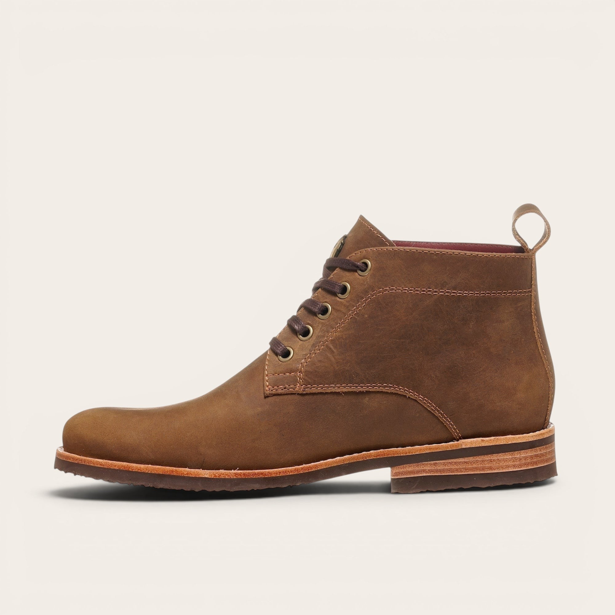 Botín OLKI Llaima camel de cuero de vacuno con cordones y suela de caucho antideslizante.