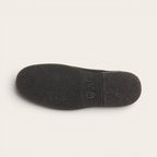 Botín chelsea negro de cuero nobuk de OLKI, diseño urbano sin cordones con elásticos laterales y tiradores.