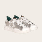 Zapatilla OLKI Loica blanca con detalle de estrella plateada, cordones blancos y planta de caucho.
