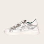 Zapatilla OLKI Loica blanca con detalle de estrella plateada, cordones blancos y planta de caucho.