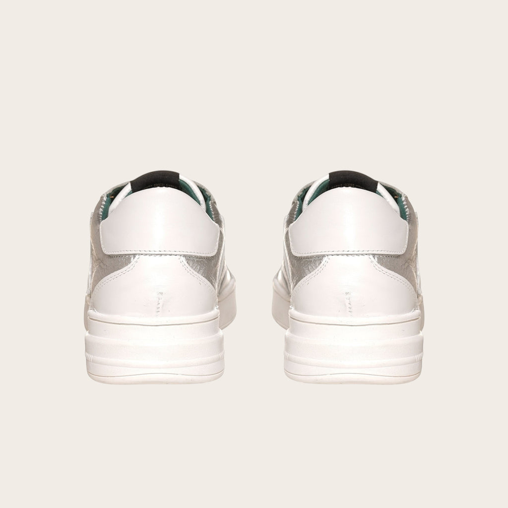 Zapatilla OLKI Loica blanca con detalle de estrella plateada, cordones blancos y planta de caucho.