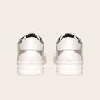 Zapatilla OLKI Loica blanca con detalle de estrella plateada, cordones blancos y planta de caucho.