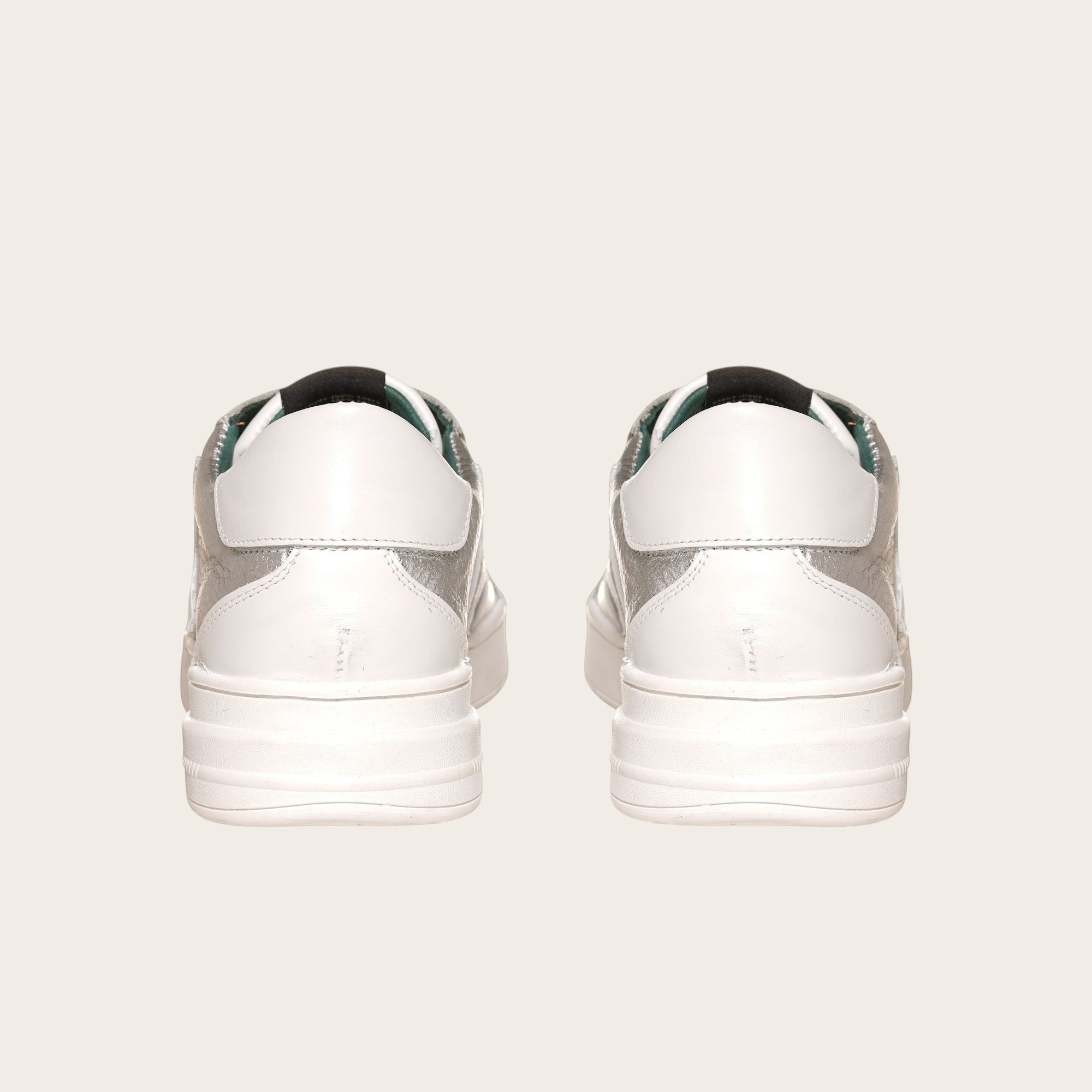 Zapatilla OLKI Loica blanca con detalle de estrella plateada, cordones blancos y planta de caucho.