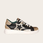 Zapatilla OLKI Loica negra y dorada con detalle de estrella, cordones blancos y planta de caucho.