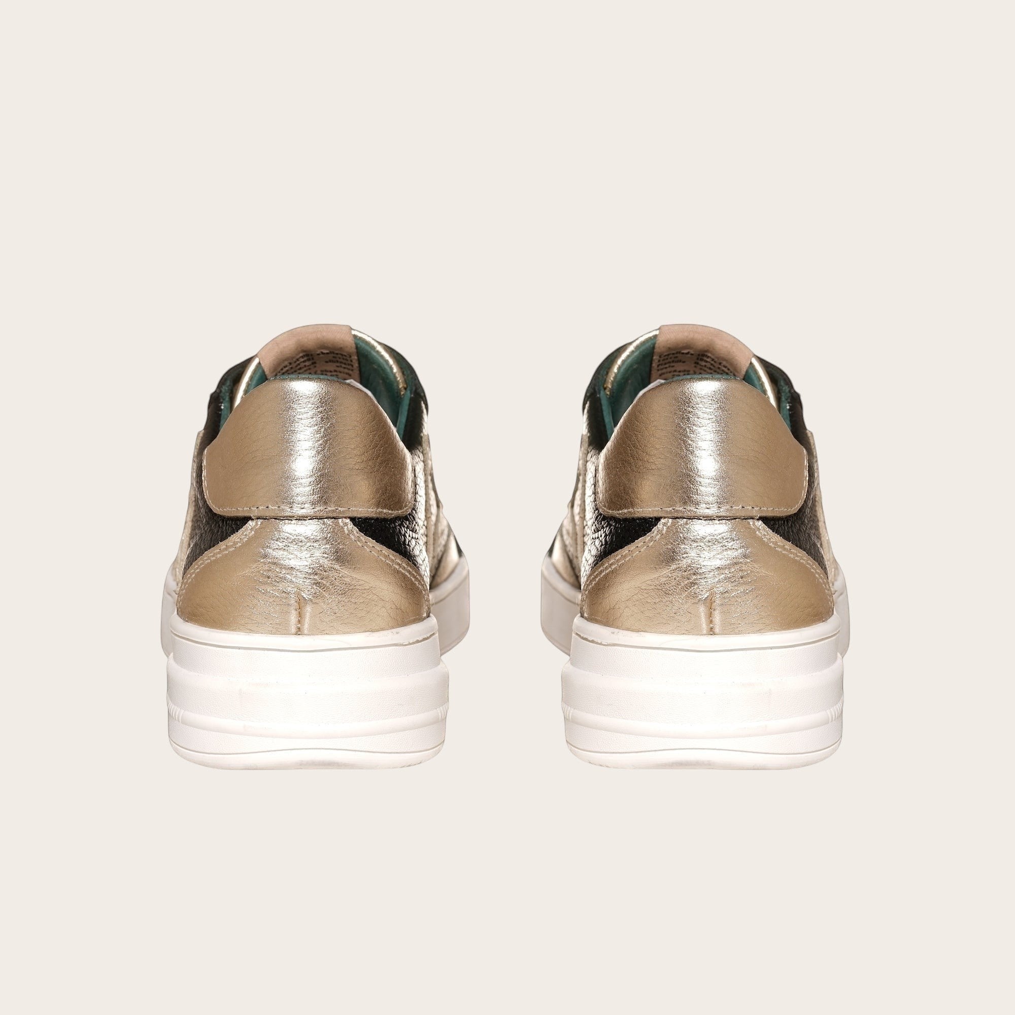 Zapatilla OLKI Loica negra y dorada con detalle de estrella, cordones blancos y planta de caucho.