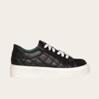 Zapatilla OLKI Real negra acolchada de piel con cordones blancos y planta de plataforma blanca.