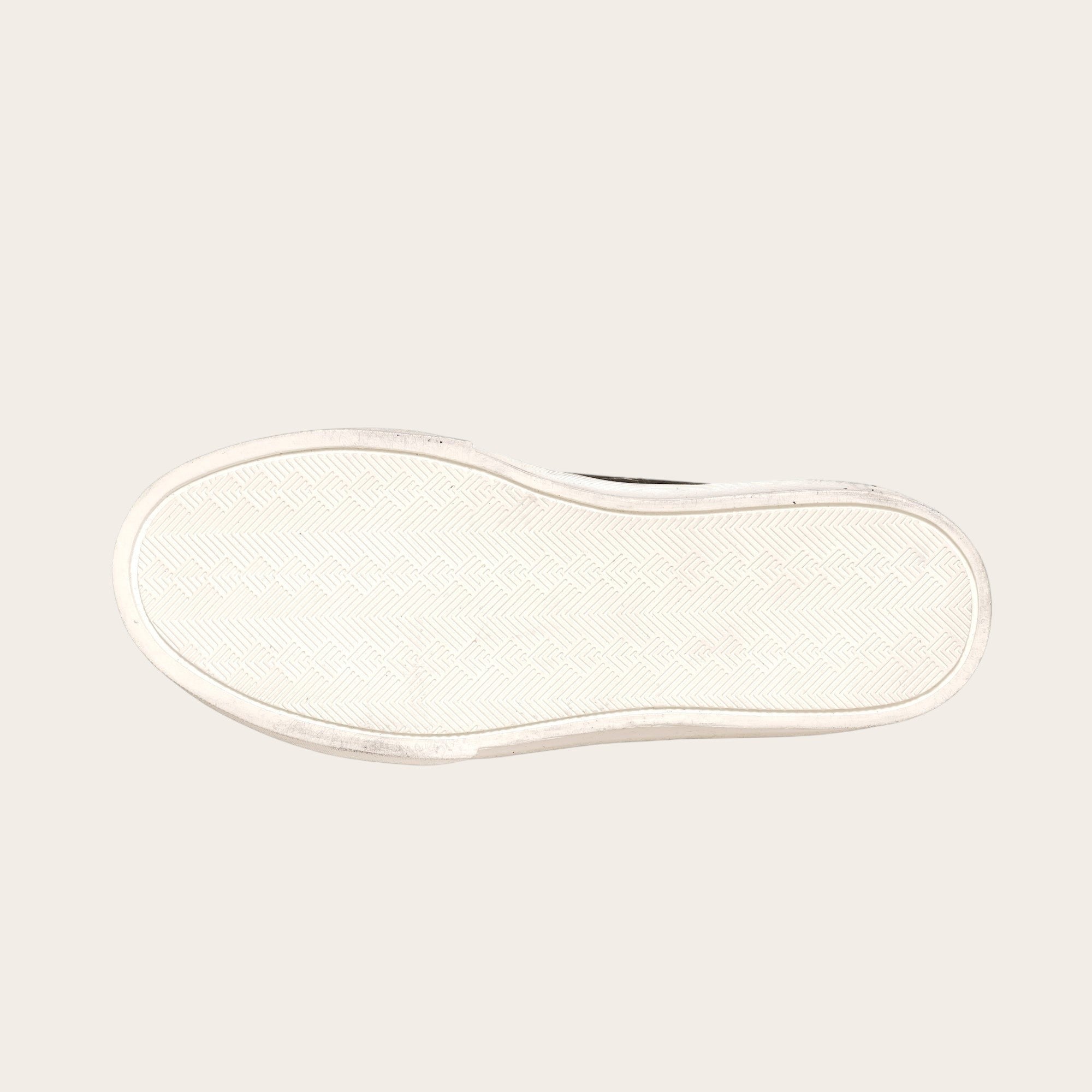 Zapatilla OLKI Real negra con planta blanca de plataforma y cordones, ideal para uso diario.