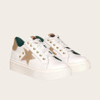 Zapatilla OLKI Tricahue blanca con estrella dorada texturizada, cordones blancos y planta de plataforma.