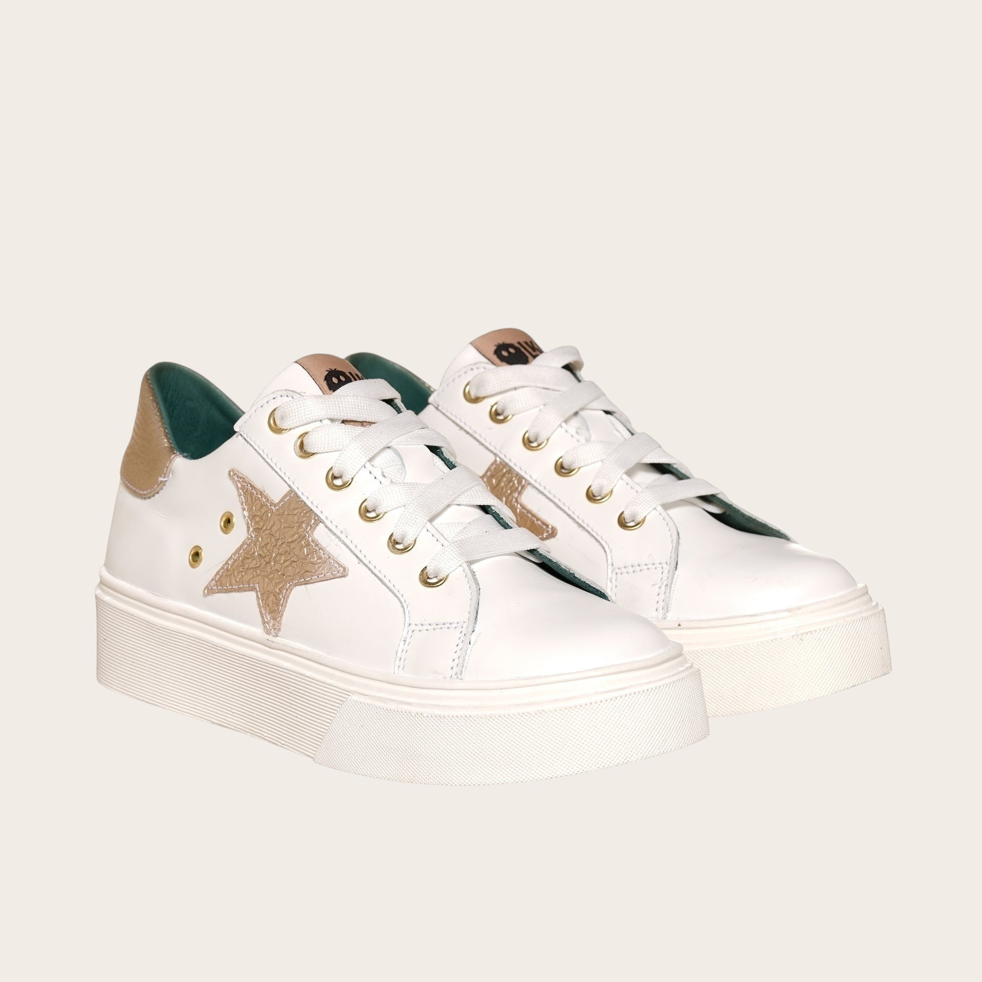 Zapatilla OLKI Tricahue blanca con estrella dorada texturizada, cordones blancos y planta de plataforma.