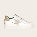 Zapatilla OLKI Tricahue blanca con estrella dorada texturizada, cordones blancos y planta de plataforma.
