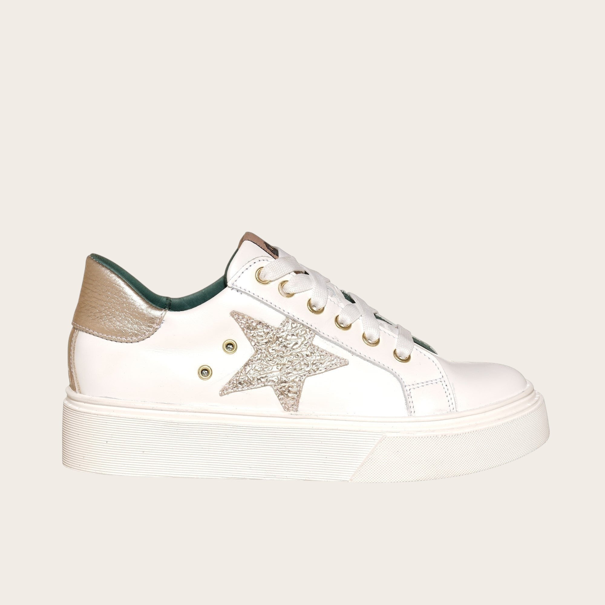 Zapatilla OLKI Tricahue blanca con estrella dorada texturizada, cordones blancos y planta de plataforma.