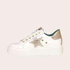Zapatilla OLKI Tricahue blanca con estrella dorada texturizada, cordones blancos y planta de plataforma.