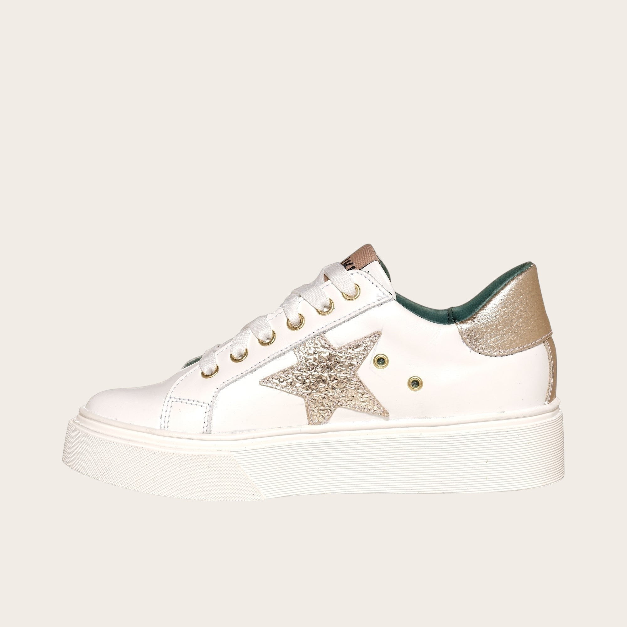 Zapatilla OLKI Tricahue blanca con estrella dorada texturizada, cordones blancos y planta de plataforma.