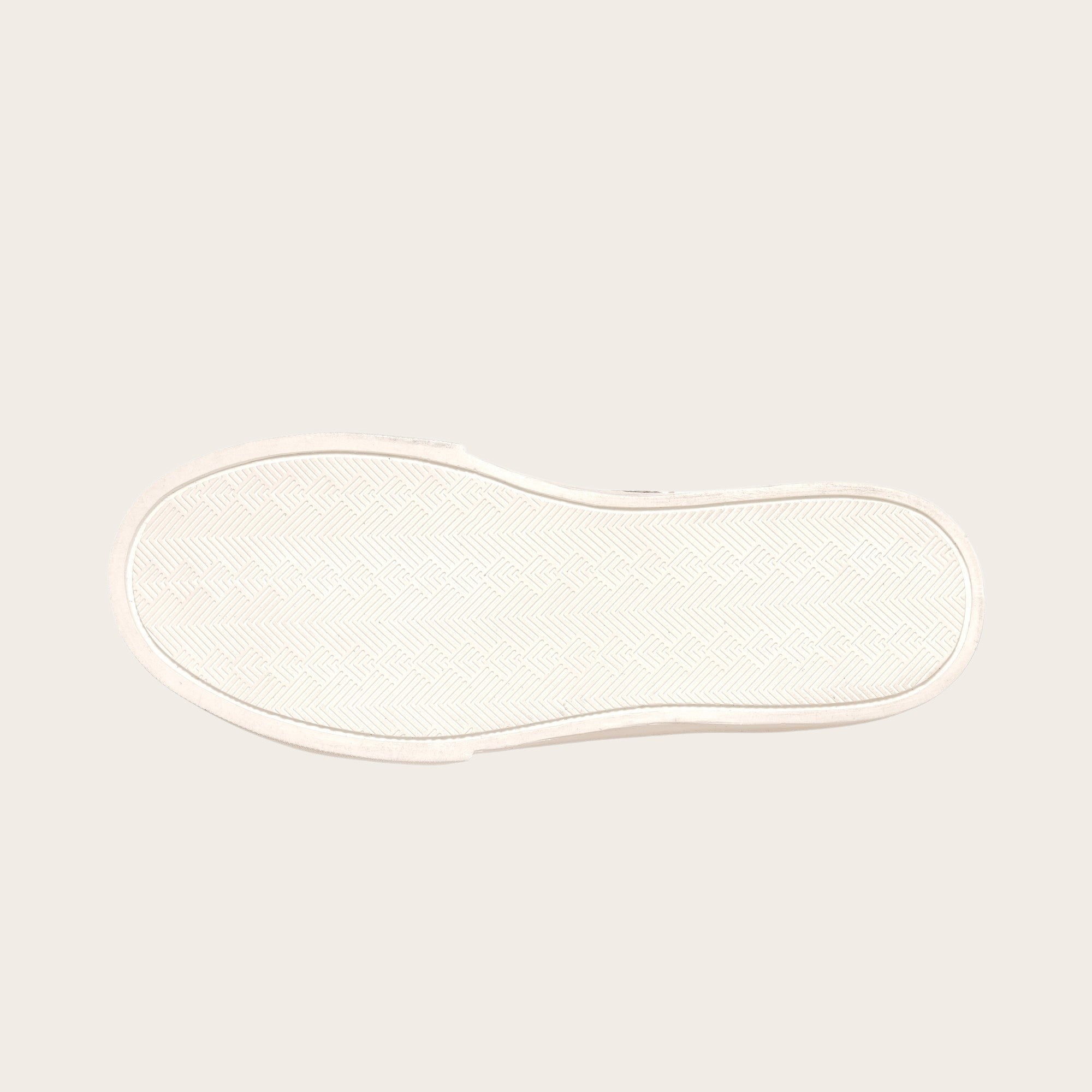 Zapatilla OLKI Tricahue blanca con estrella dorada texturizada, cordones blancos y planta de plataforma.
