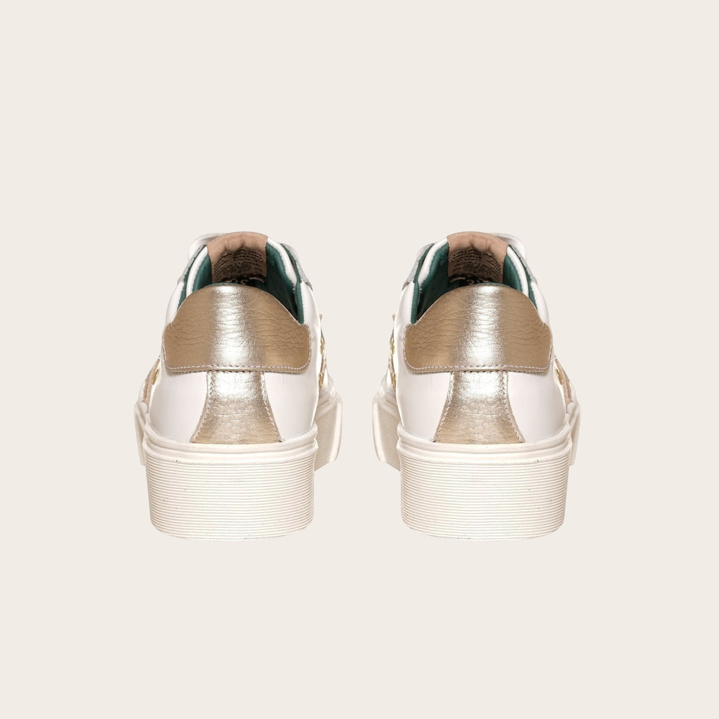 Zapatilla OLKI Tricahue blanca con estrella dorada texturizada, cordones blancos y planta de plataforma.