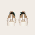 Zapatilla OLKI Tricahue blanca con estrella dorada texturizada, cordones blancos y planta de plataforma.