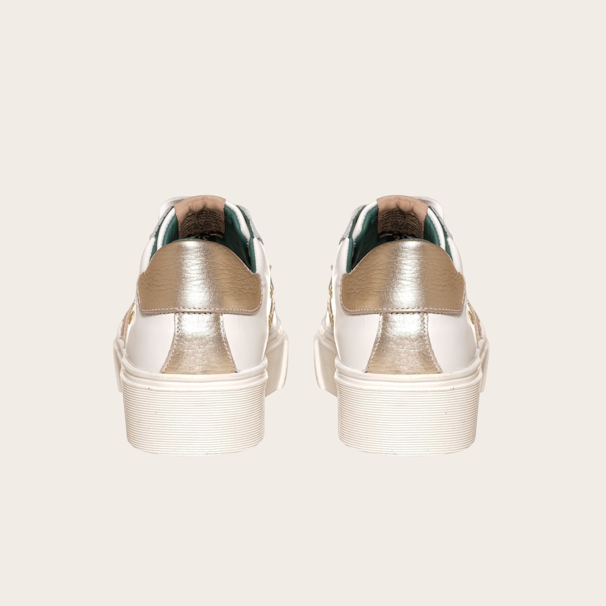 Zapatilla OLKI Tricahue blanca con estrella dorada texturizada, cordones blancos y planta de plataforma.