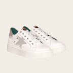 Zapatilla OLKI Tricahue blanca con detalle de estrella plateada brillante y suela de plataforma blanca.