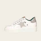 Zapatilla OLKI Tricahue blanca con estrella plateada brillante, cordones blancos y planta de plataforma blanca.