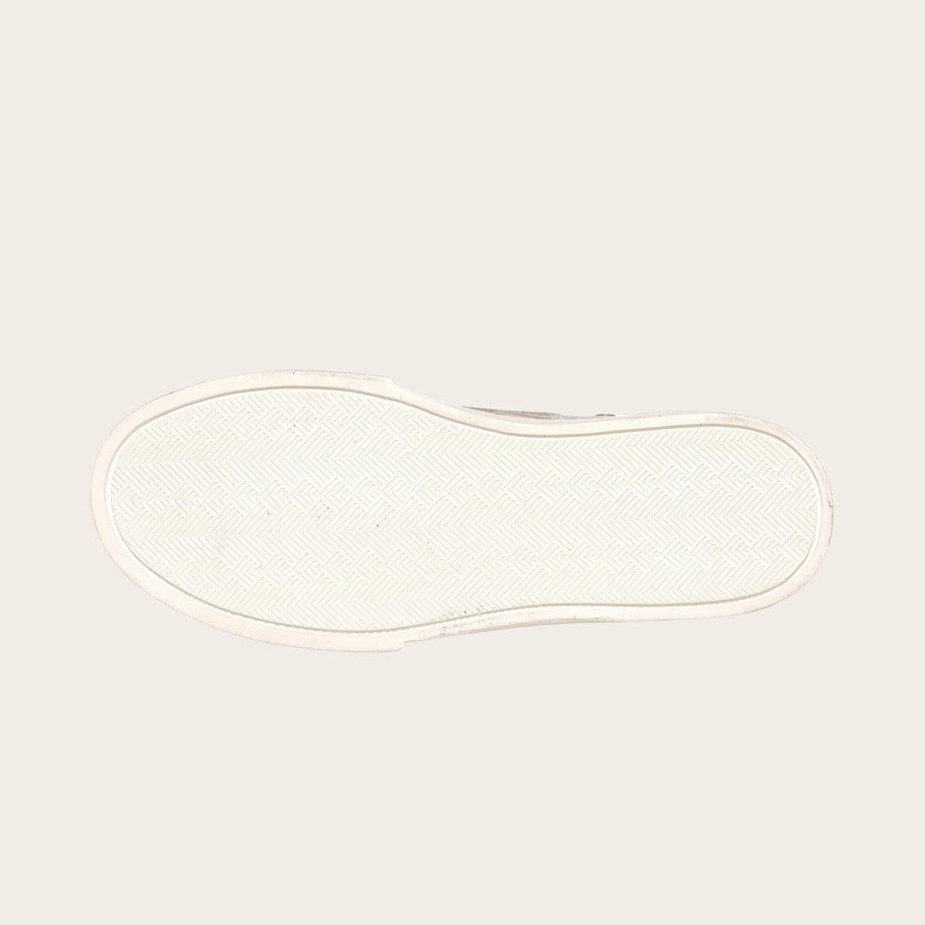 OLKI Zapatilla Tricahue blanco plata con planta blanca y detalle de estrella lateral.
