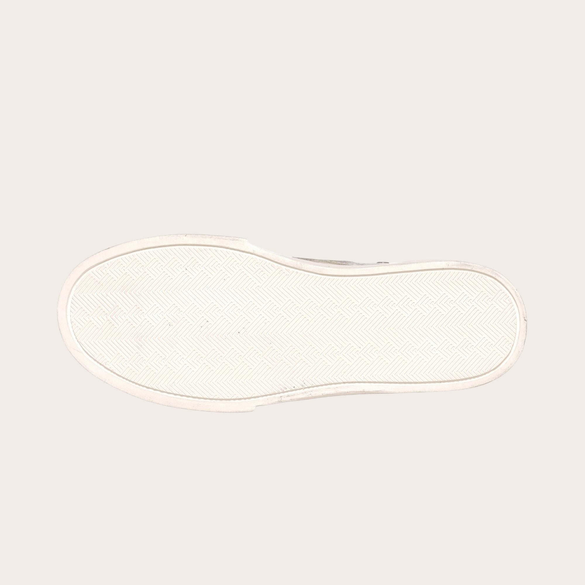 OLKI Zapatilla Tricahue blanco plata con planta blanca y detalle de estrella lateral.