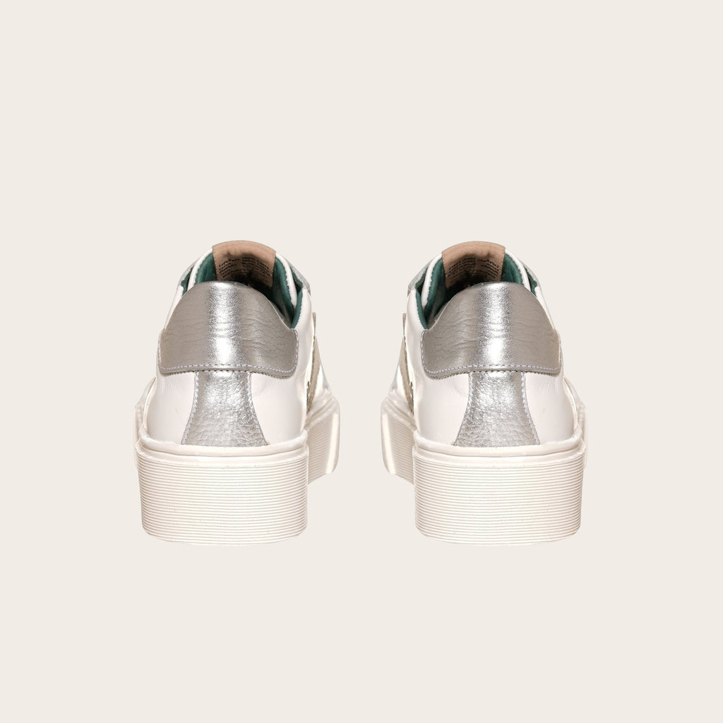 Zapatilla OLKI Tricahue blanca y plateada con plataforma y detalle de estrella. Cuero natural.