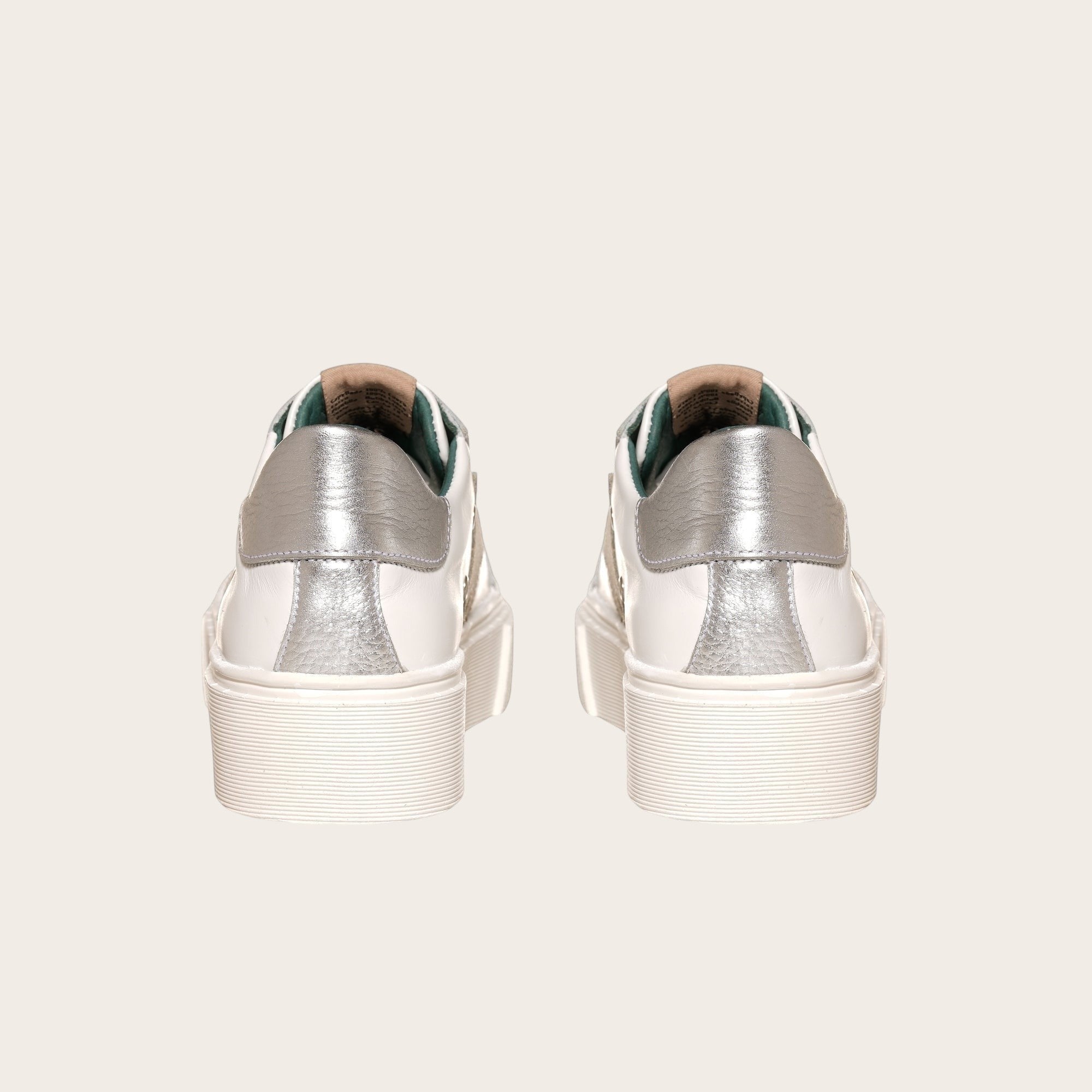 Zapatilla OLKI Tricahue blanca y plateada con plataforma y detalle de estrella. Cuero natural.