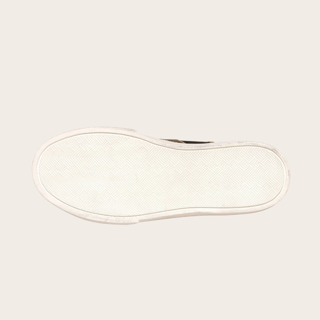 Zapatilla OLKI Tricahue negra con detalle de estrella dorada, cordones blancos y planta de plataforma blanca.