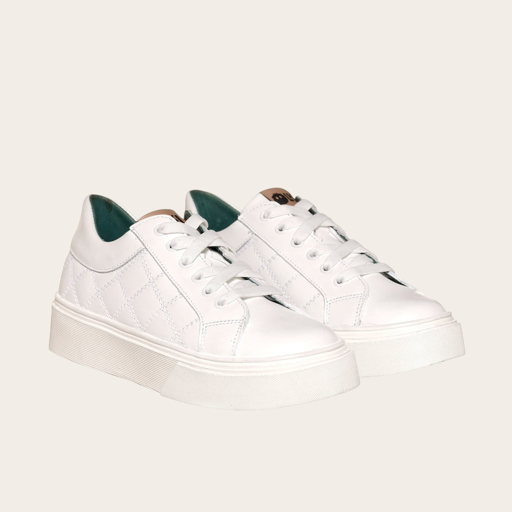 Zapatilla OLKI Real blanca acolchada de cuero con planta de plataforma y cordones.