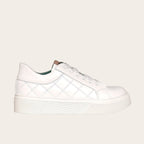 Zapatilla OLKI Real blanca de capellada con acolchado  y planta de plataforma.