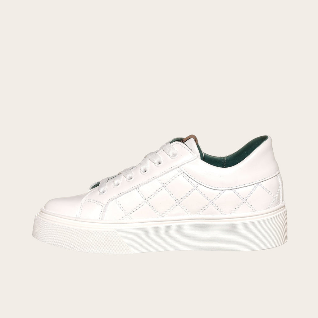 Zapatilla OLKI Real blanca de capellada con acolchado  y planta de plataforma.