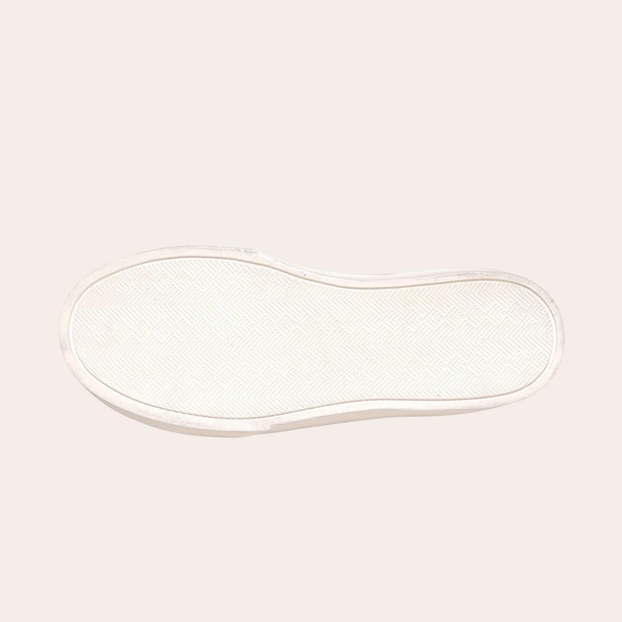 Zapatilla OLKI Real blanca de capellada con acolchado  y planta de plataforma.
