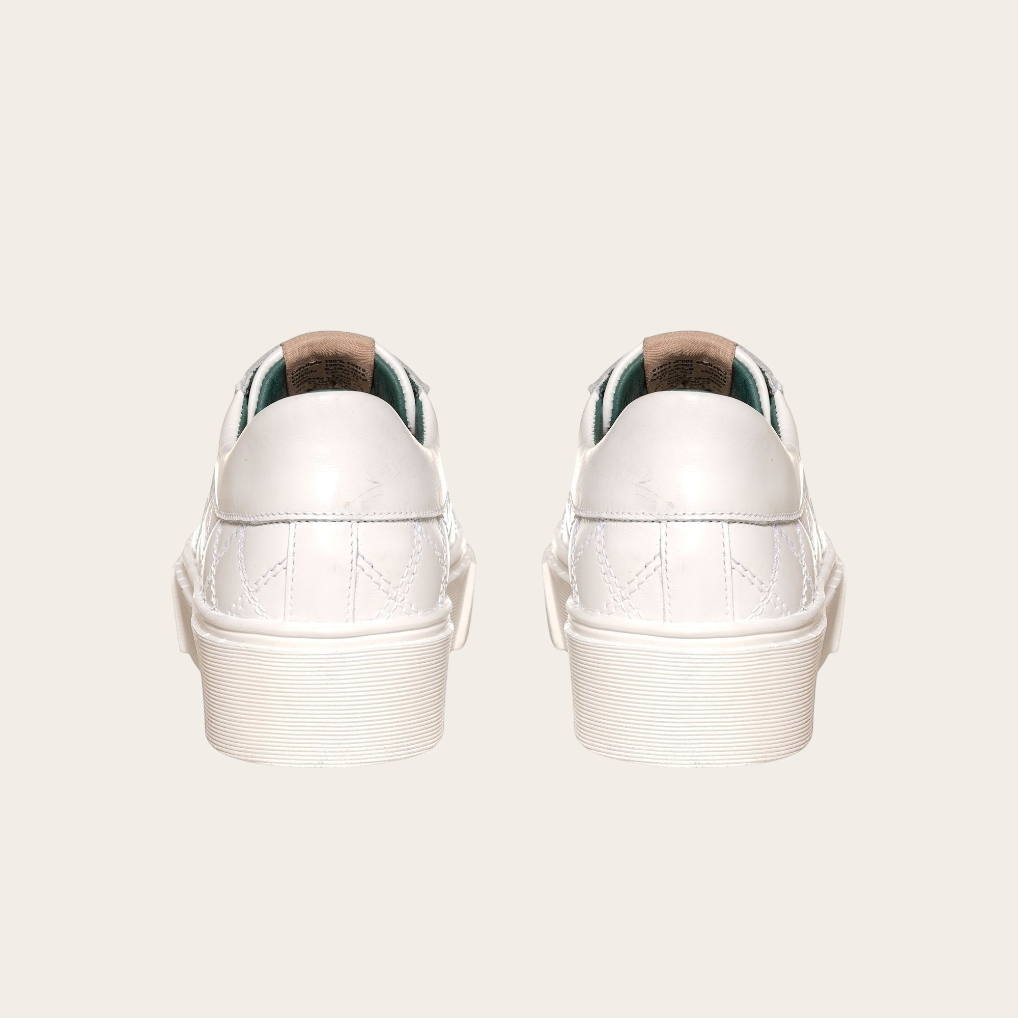 Zapatilla OLKI Real blanca de capellada con acolchado  y planta de plataforma.