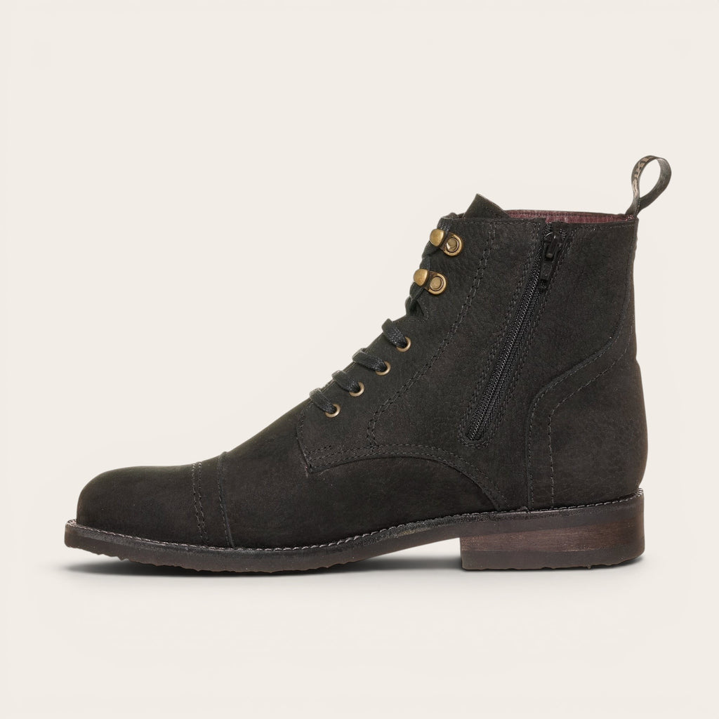 Botín negro de cuero para hombre OLKI Chaitén con cordones, cremallera lateral y ojales metálicos envejecidos.