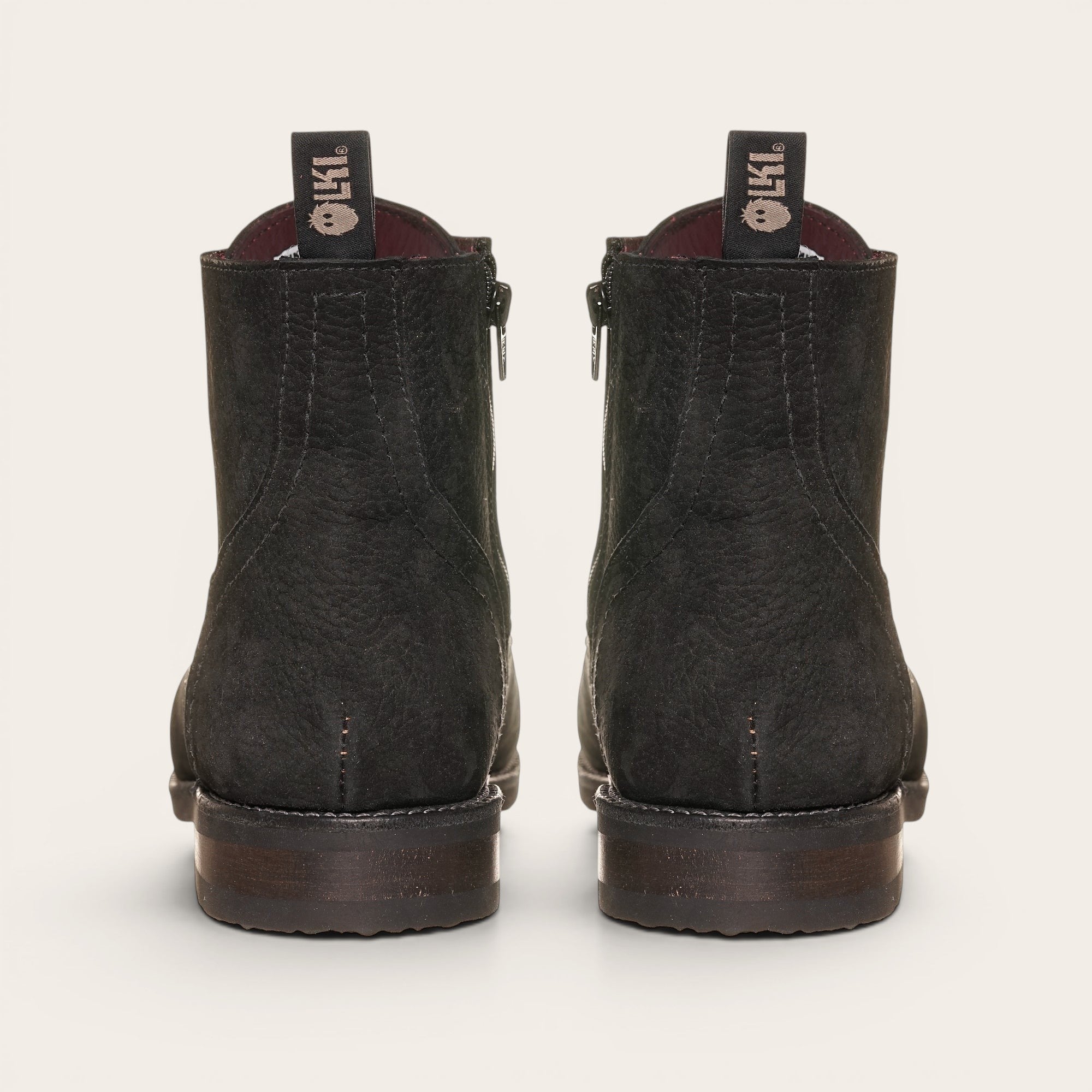 Botín Chaitén Negro Planta Negra de OLKI, con cremallera lateral y tirador trasero. Diseño robusto y elegante.