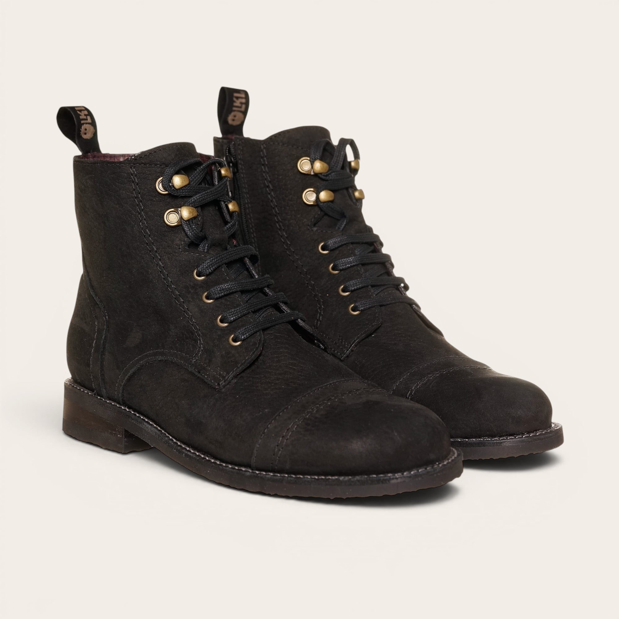 Botín OLKI de cuero negro con cordones y suela en contraste. Diseño urbano y elegante.