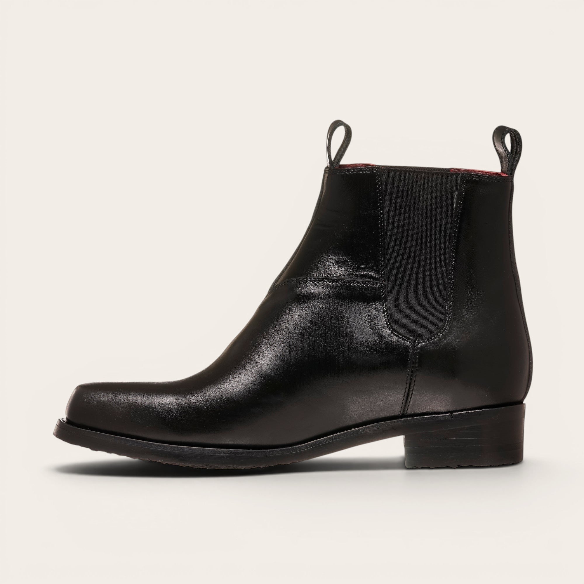 Botines negros de cuero liso OLKI Llanquihue con paneles elásticos laterales y caña alta.
