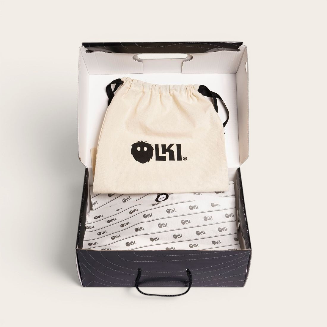 Botín Llanquihue de cuero liso, con caña alta, elásticos laterales, presentada en su caja con bolsa protectora. Marca OLKI.