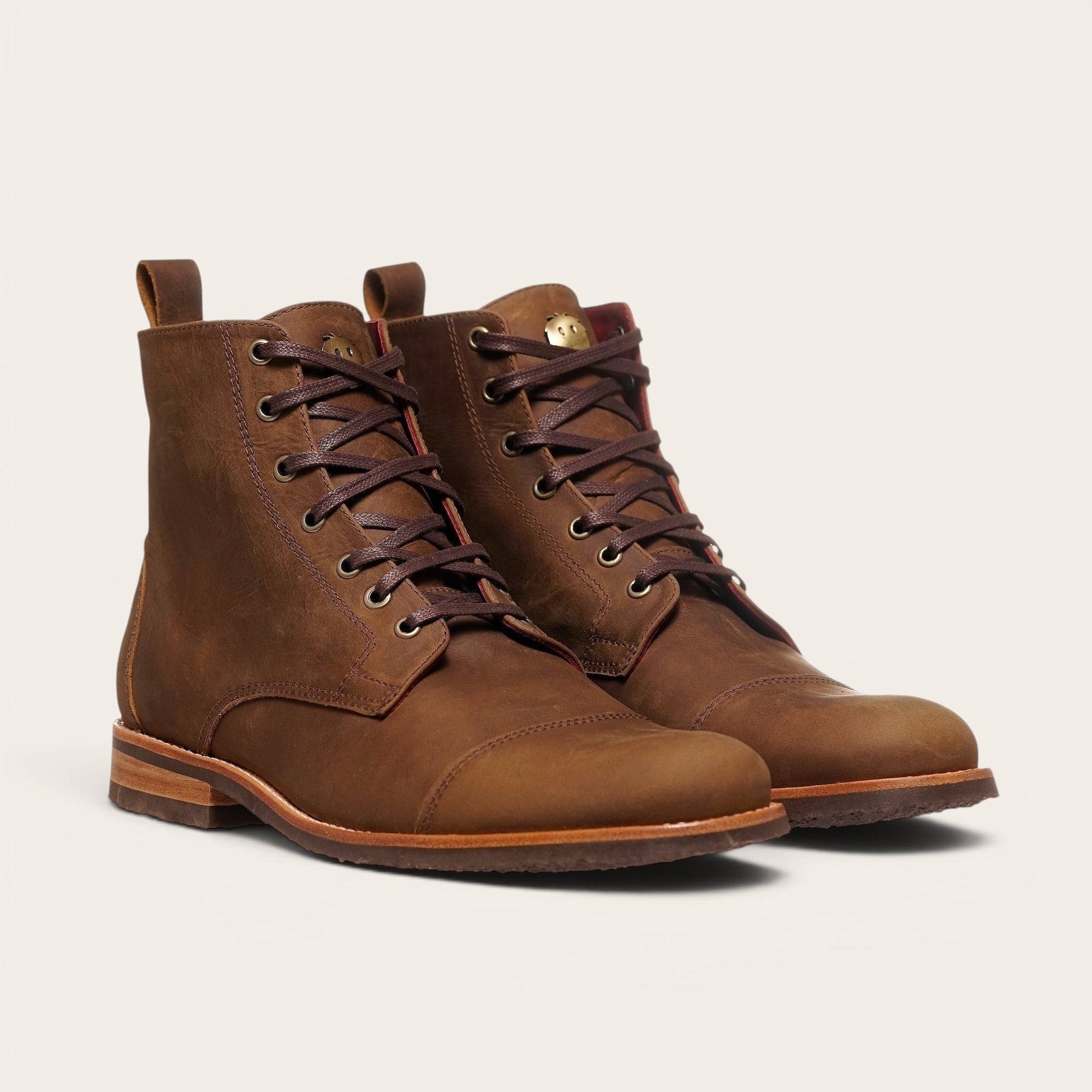 Botín de cuero marrón camel de OLKI con cordones y suela. Diseño urbano y elegante.