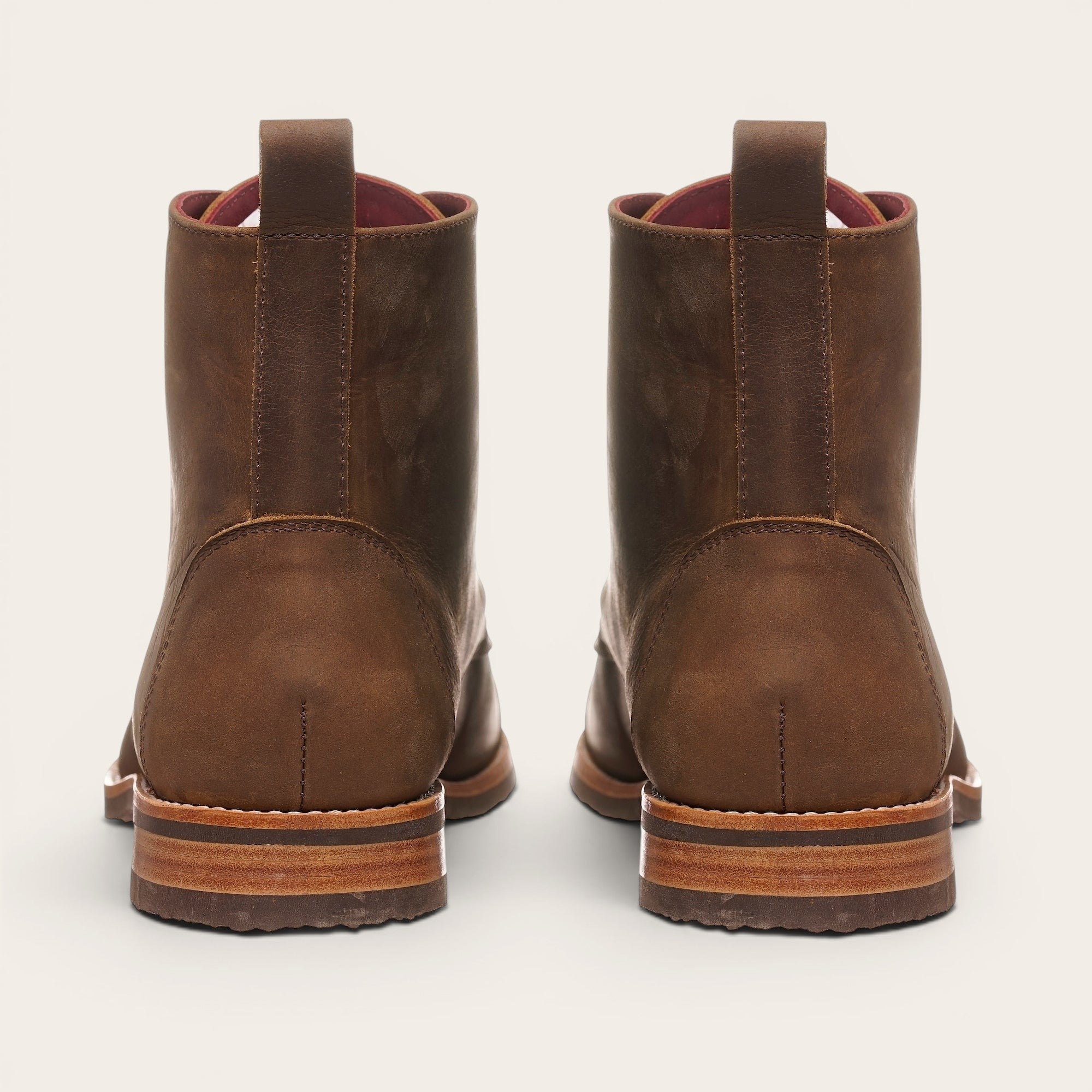Botín Osorno Camel de cuero para hombre de OLKI con suela de caucho chocolate y tirador trasero.